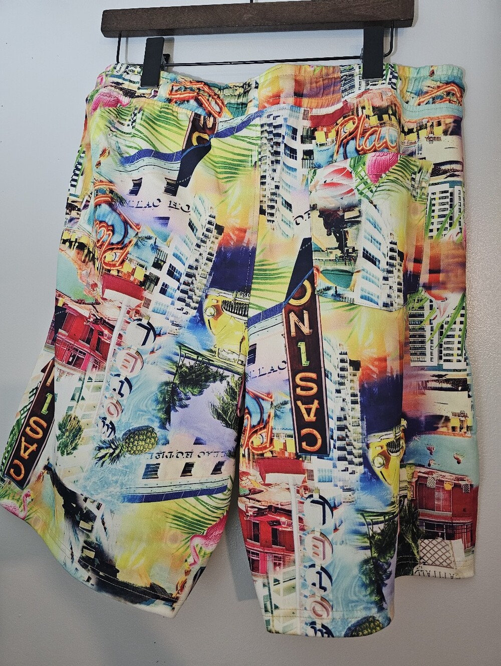 🔥 NWT Good Vibes Miami Print Shorts – Size Large 🔥
